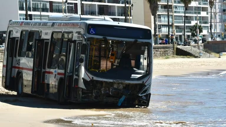 Un colectivo protagonizó un grave accidente en Uruguay