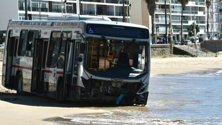 Un colectivo protagonizó un grave accidente en Uruguay