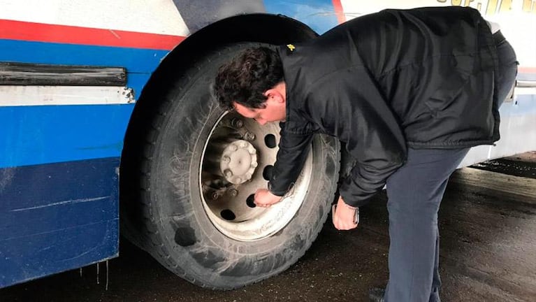 Un colectivo quedó atascado en el Puente Sarmiento de Costanera Norte