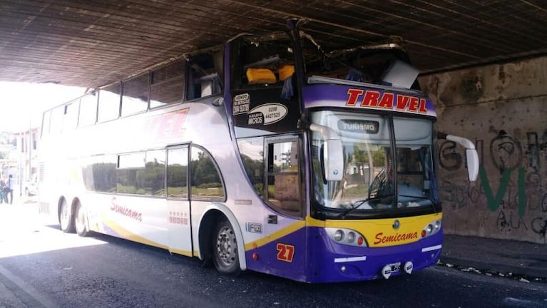 Un colectivo quedó atascado en la Costanera