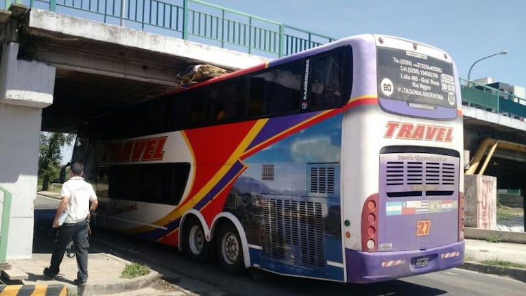 Un colectivo quedó atascado en la Costanera