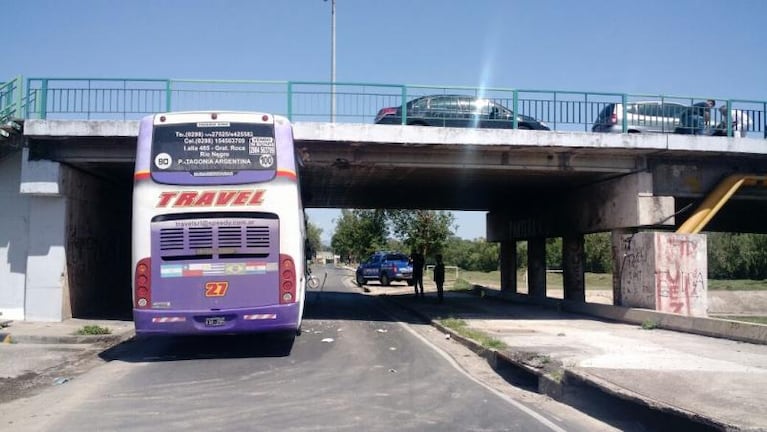 Un colectivo quedó atascado en la Costanera