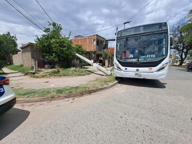 Un colectivo se estrelló contra un poste y dañó una casa. (Foto: Policía de Córdoba) 