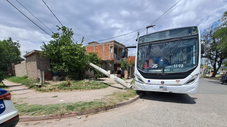 Un colectivo se estrelló contra un poste y dañó una casa. (Foto: Policía de Córdoba)