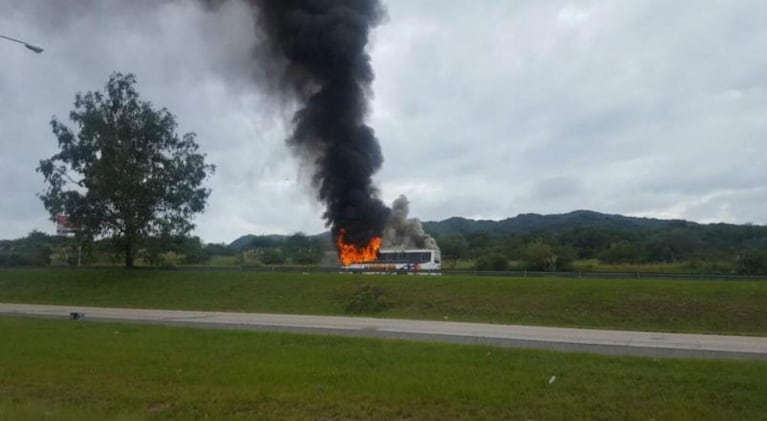 Un colectivo se incendió en la autopista Córdoba-Carlos Paz