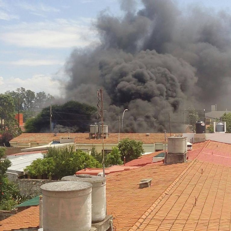 Un colectivo se prendió fuego en barrio Los Robles