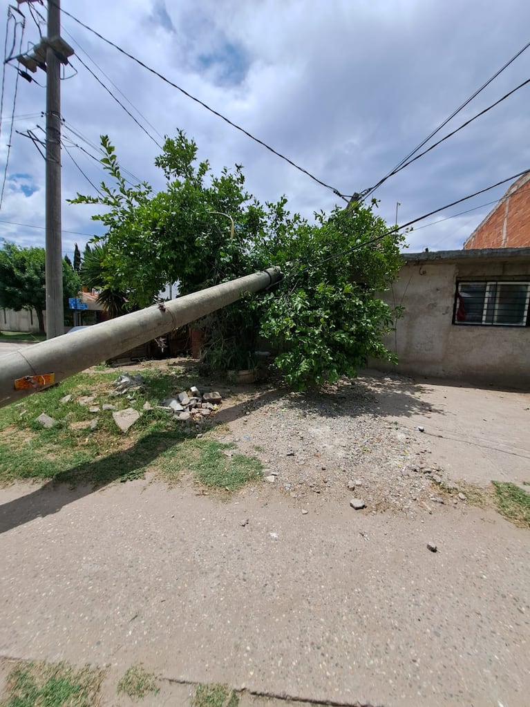 Un colectivo tiró un poste en Córdoba y dañó una casa ( Foto: Policía de Córdoba)