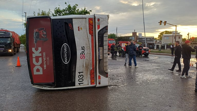 Un colectivo urbano chocó contra una traffic y quedó tumbado a centímetros de un canal: fotos