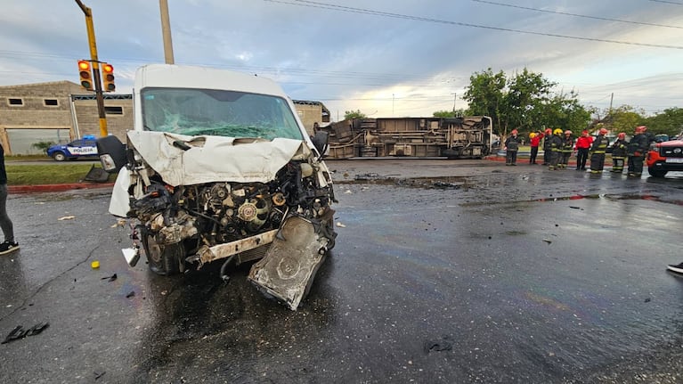 Un colectivo urbano chocó contra una traffic y quedó tumbado a centímetros de un canal: fotos