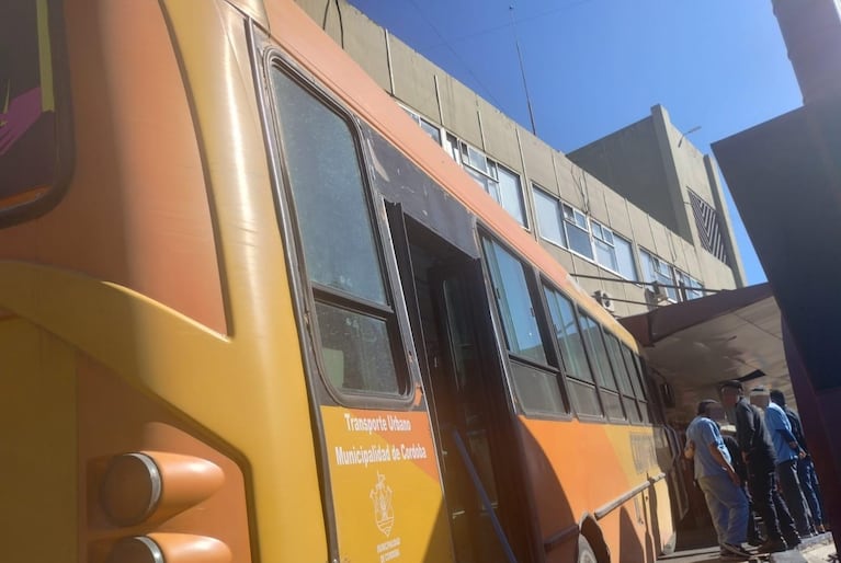 Un colectivo urbano chocó en el Hospital de Urgencias.