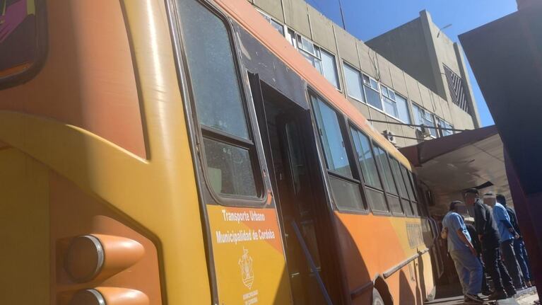 Un colectivo urbano chocó en el Hospital de Urgencias.