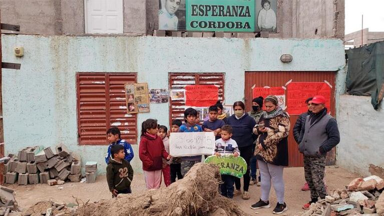 Un comedor quedó con los niños en la calle por un caño roto: "El frío está matando", dijo la encargada