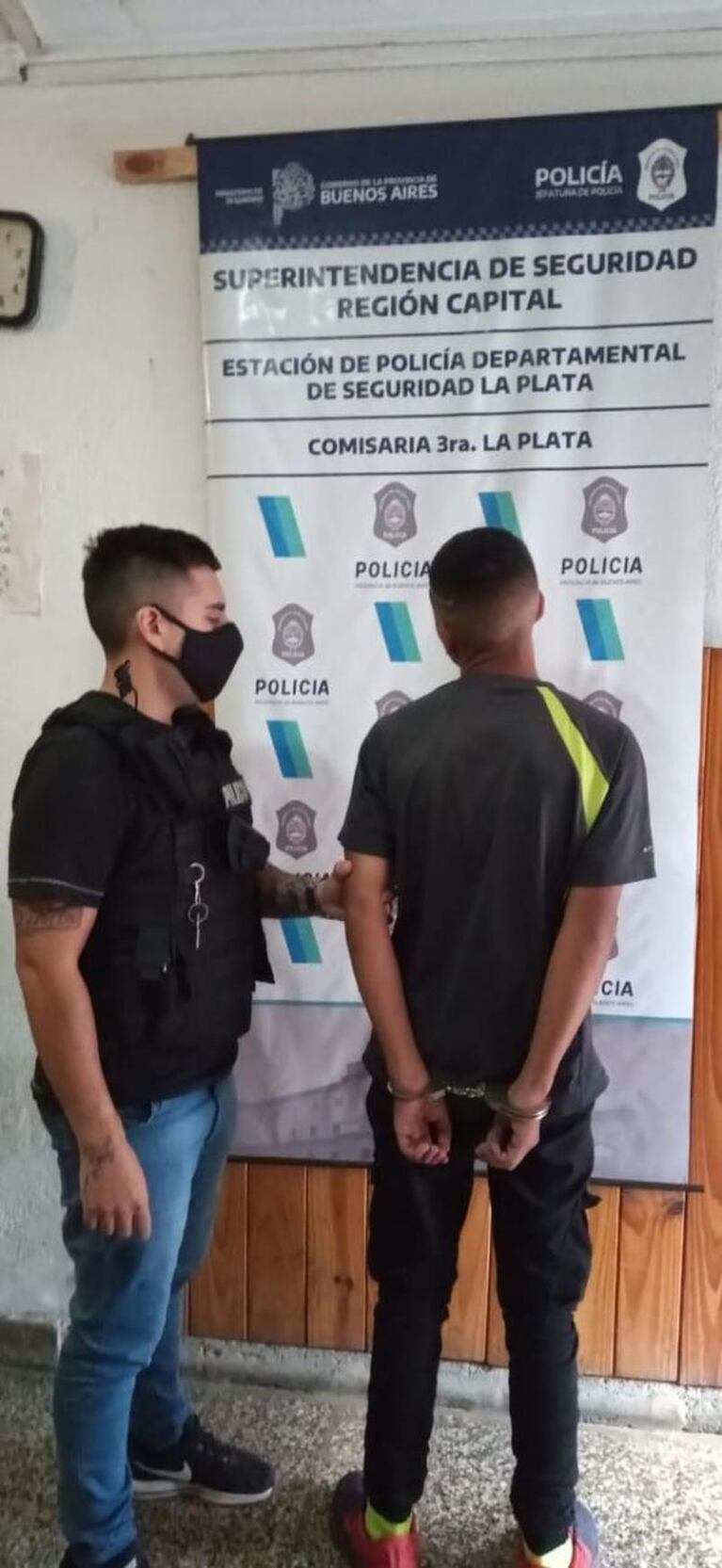 Un comerciante enfrentó a los golpes a los ladrones que entraron a robarle