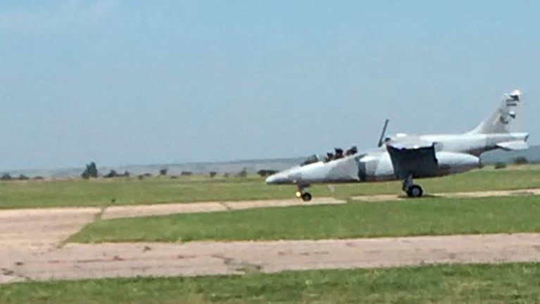 Un copiloto se eyectó de un avión militar: está herido