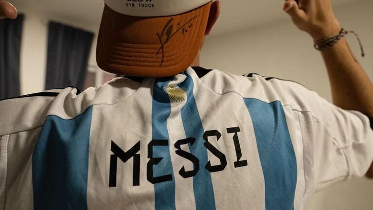 Un cordobés cambia una gorra que le firmó Messi por una entrada para el partido contra México