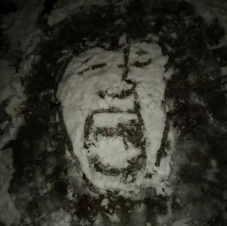 Un cordobés dibujó a La Mona Jiménez en la nieve