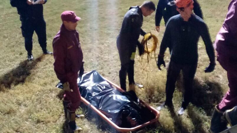 Un cuerpo sin vida fue encontrado a la altura del Puente Alvear. Foto: Roxana Martínez.