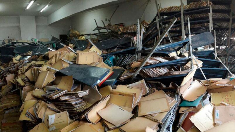 Un desastre. Así quedaron los archivos en el Registro. Foto: Varela al Día.