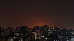 Un destello de luz se elevó sobre los edificios en la ciudad de Gaza.