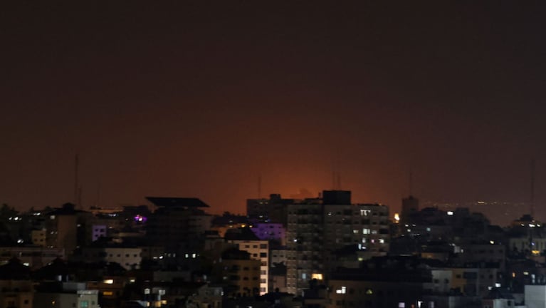 Un destello de luz se elevó sobre los edificios en la ciudad de Gaza.