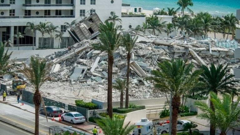 Un edificio colapsó en Miami Beach y dejó al menos un herido