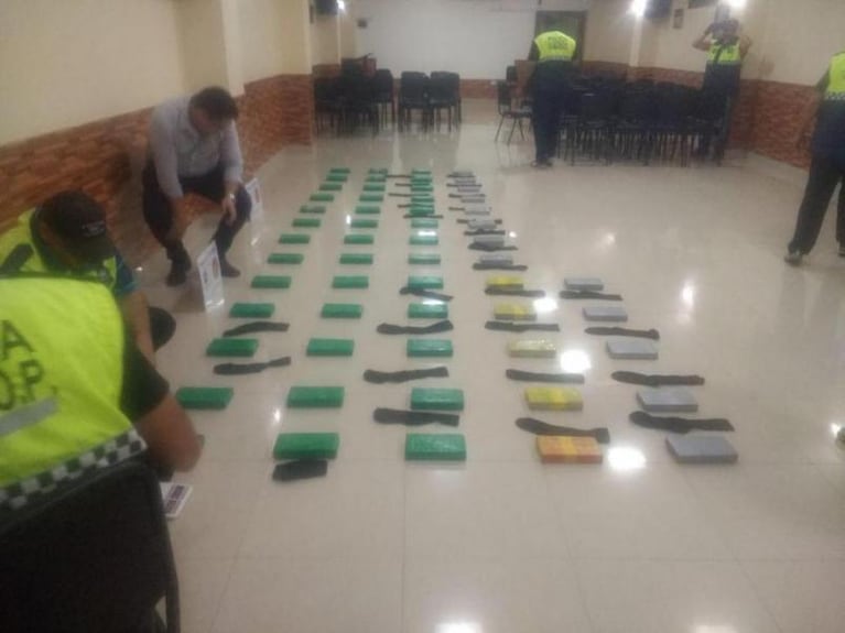  Un electricista encontró 61 kilos de cocaína escondidos en un colectivo