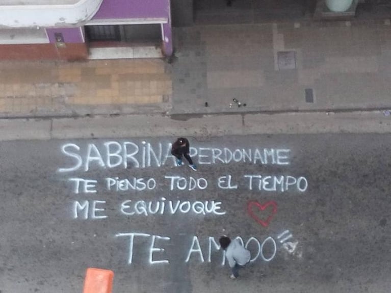 Un enamorado pintó la calle para pedir perdón