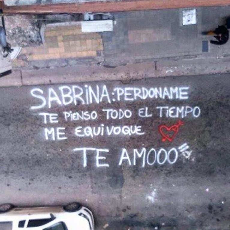 Un enamorado pintó la calle para pedir perdón