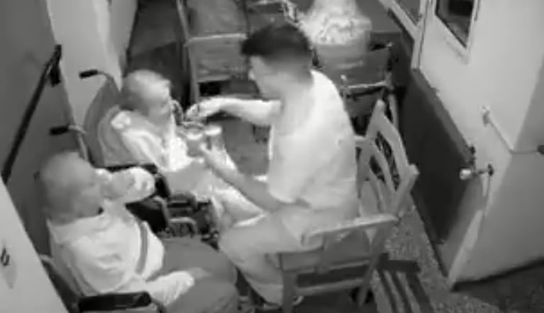 Un enfermero maltrató a ancianos en un geriátrico y las cámaras tomaron sus brutales acciones.