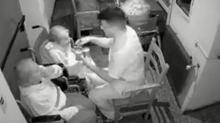 Un enfermero maltrató a ancianos en un geriátrico y las cámaras tomaron sus brutales acciones.