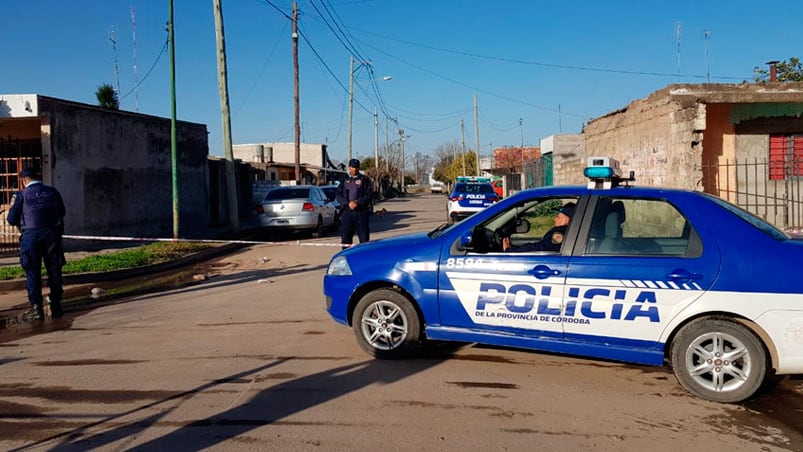 Un enfrentamiento entre vecinos dejó dos heridos de arma de fuego.