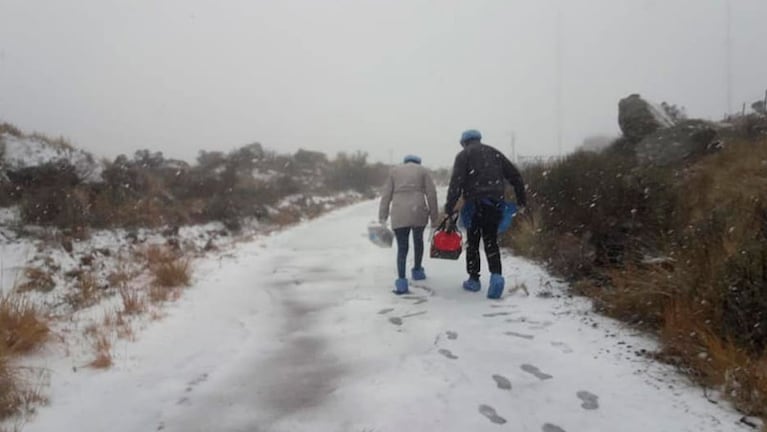 Un equipo de Salud del municipio de Mina Clavero fue a testear a la montaña en medio de la nieve.