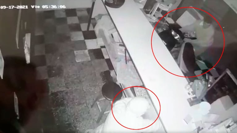 Un exempleado y su cómplice robaron una moto, dinero y un celular. (Captura video)