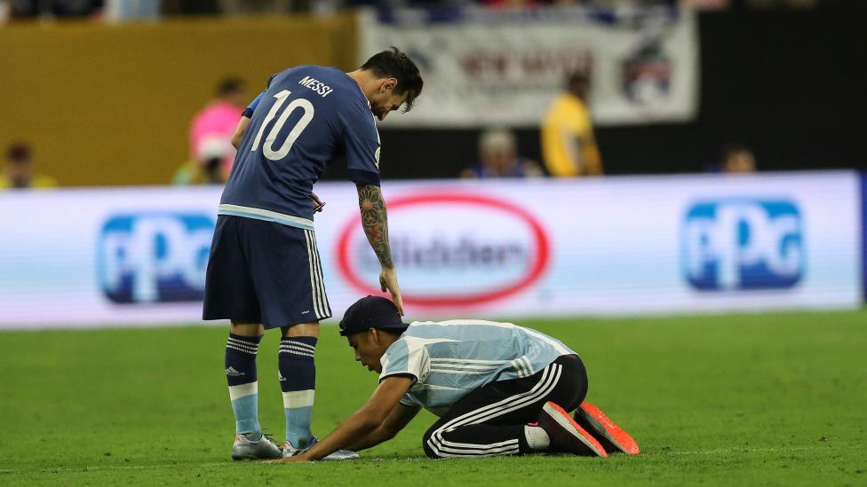 Un fanático entró, le pidió el autógrafo y se arrodilló ante Messi.