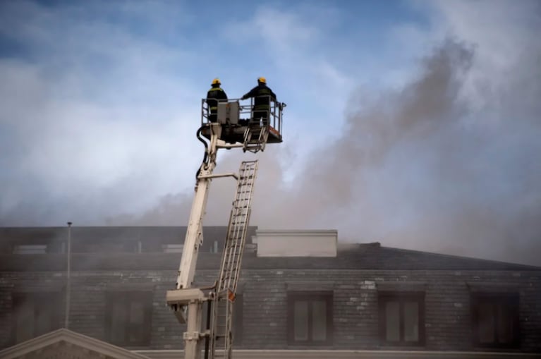 Un feroz incendio arrasó el Parlamento de Sudáfrica: las imágenes 