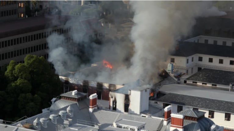 Un feroz incendio arrasó el Parlamento de Sudáfrica: las imágenes 