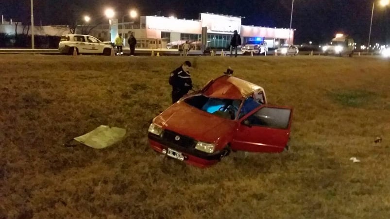 Un Fiat Uno terminó en el cantero central tras ser chocado por otro en Circunvalación. Foto: Keko Enrique.