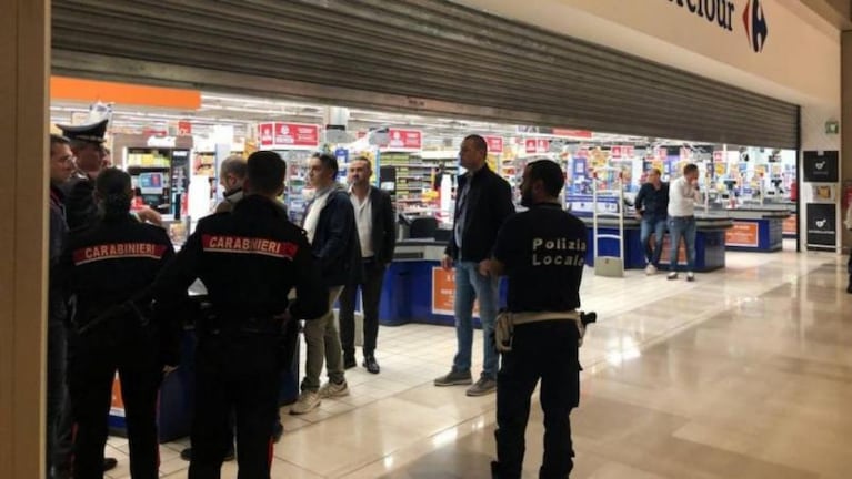 Un futbolista fue apuñalado en un shopping de Milán: hay un muerto y otros tres heridos