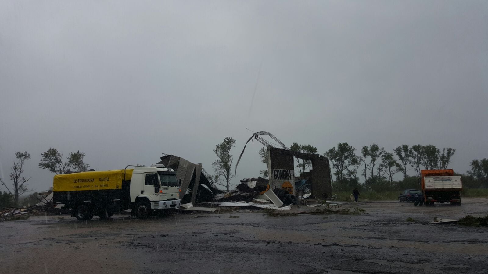 Un galpón fue volteado por el viento en Sarmiento. Foto: ElDoce.tv