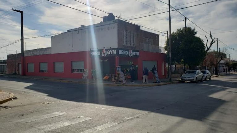 Un gimnasio se convirtió en verdulería para subsistir a la crisis del coronavirus