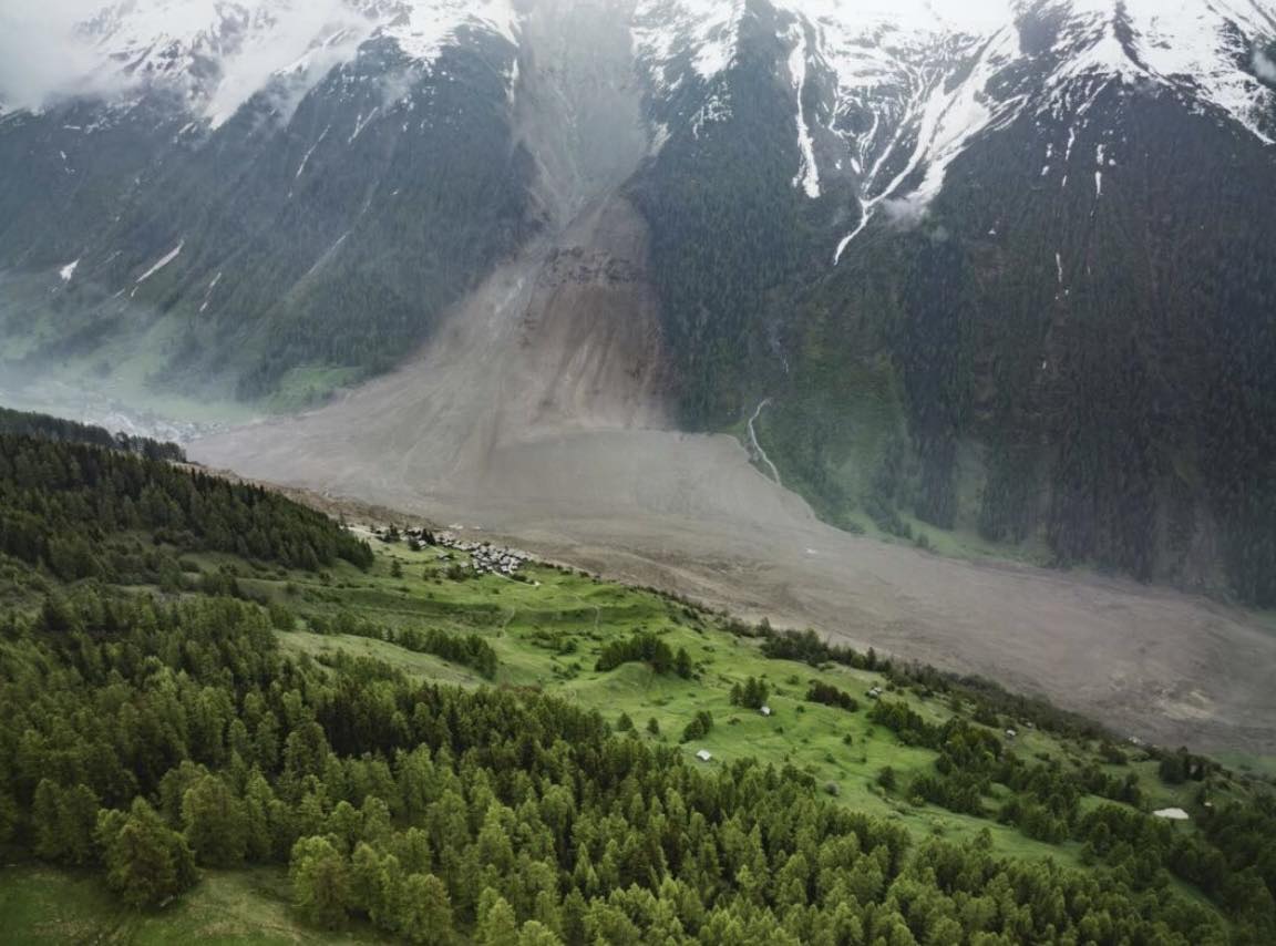 Un glaciar se rompió y sepultó un pueblo en Suiza: el impactante video