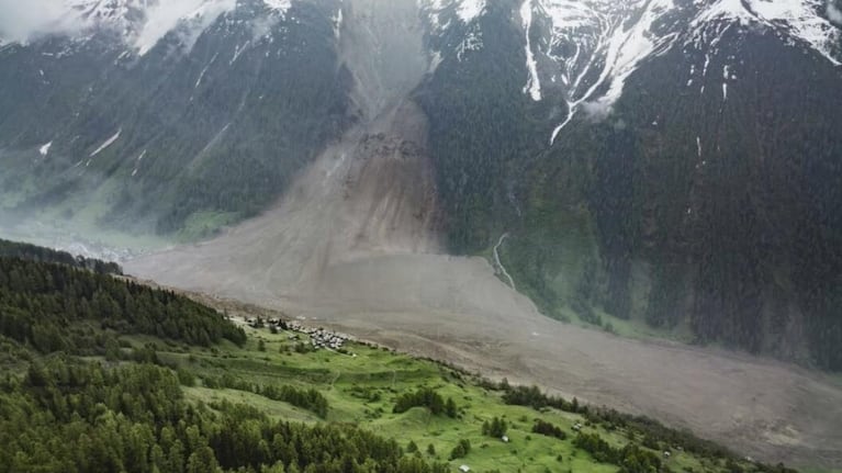 Un glaciar se rompió y sepultó un pueblo en Suiza: el impactante video