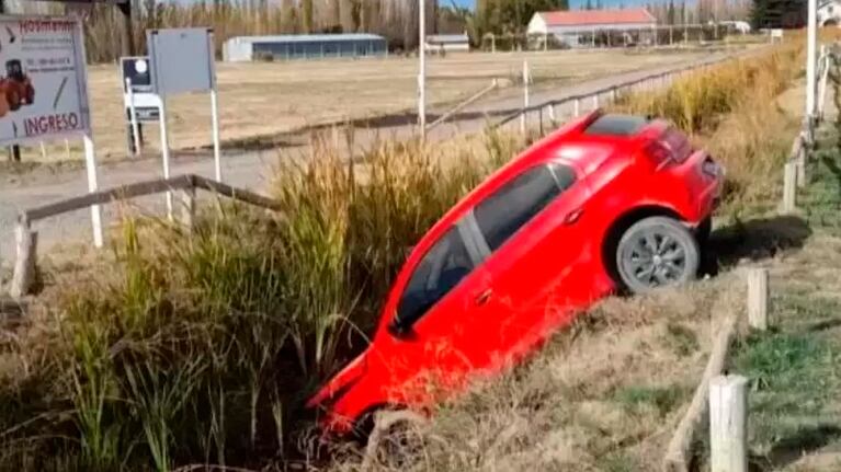 Un Gol Trend terminó en un canal de desagüe.