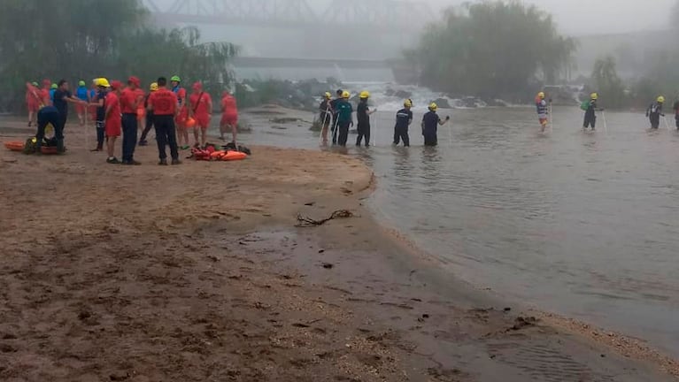 Un gran operativo de rescate para encontrar al pescador arrastrado por la corriente en Río Cuarto.