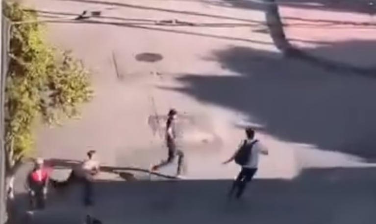 Un grupo de adolescentes atacó a un menor, le robó sus pertenencias y lo golpeó. (Imagen: El Doce).