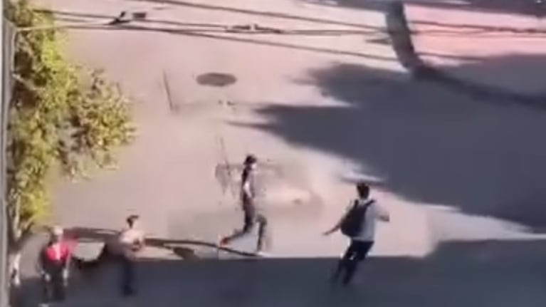 Un grupo de adolescentes atacó a un menor, le robó sus pertenencias y lo golpeó. (Imagen: El Doce).