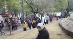 Un grupo de cuatro o cinco manifestantes atacó a los periodistas.