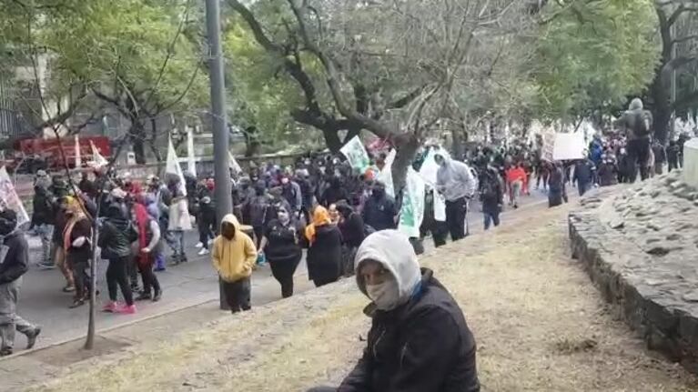 Un grupo de cuatro o cinco manifestantes atacó a los periodistas.