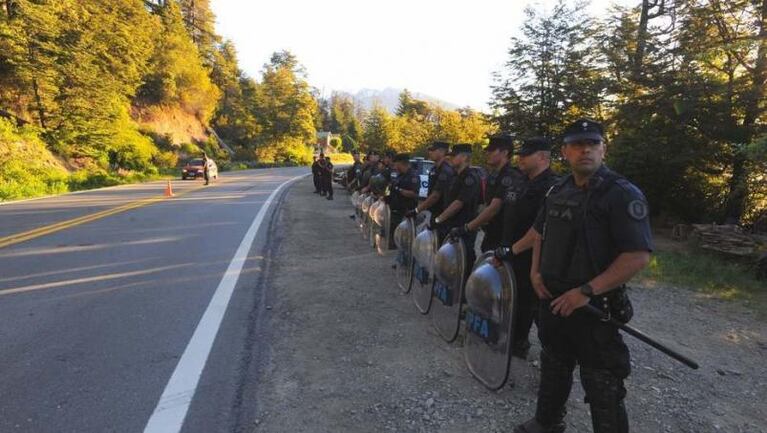 Un grupo de encapuchados cortó la ruta 40 en Villa Mascardi