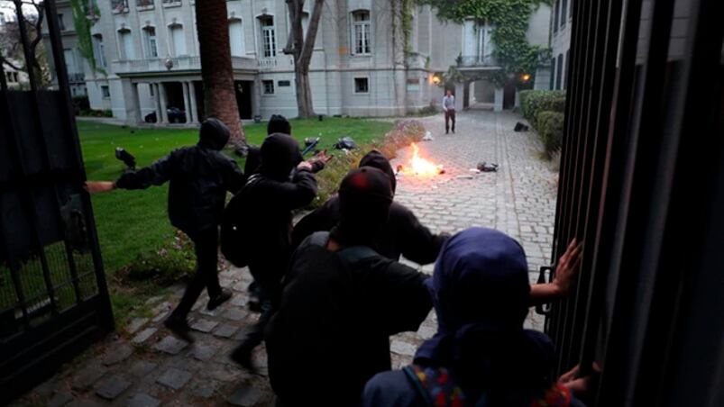 Un grupo de encapuchados destrozaron la puerta y vidrios del consulado.